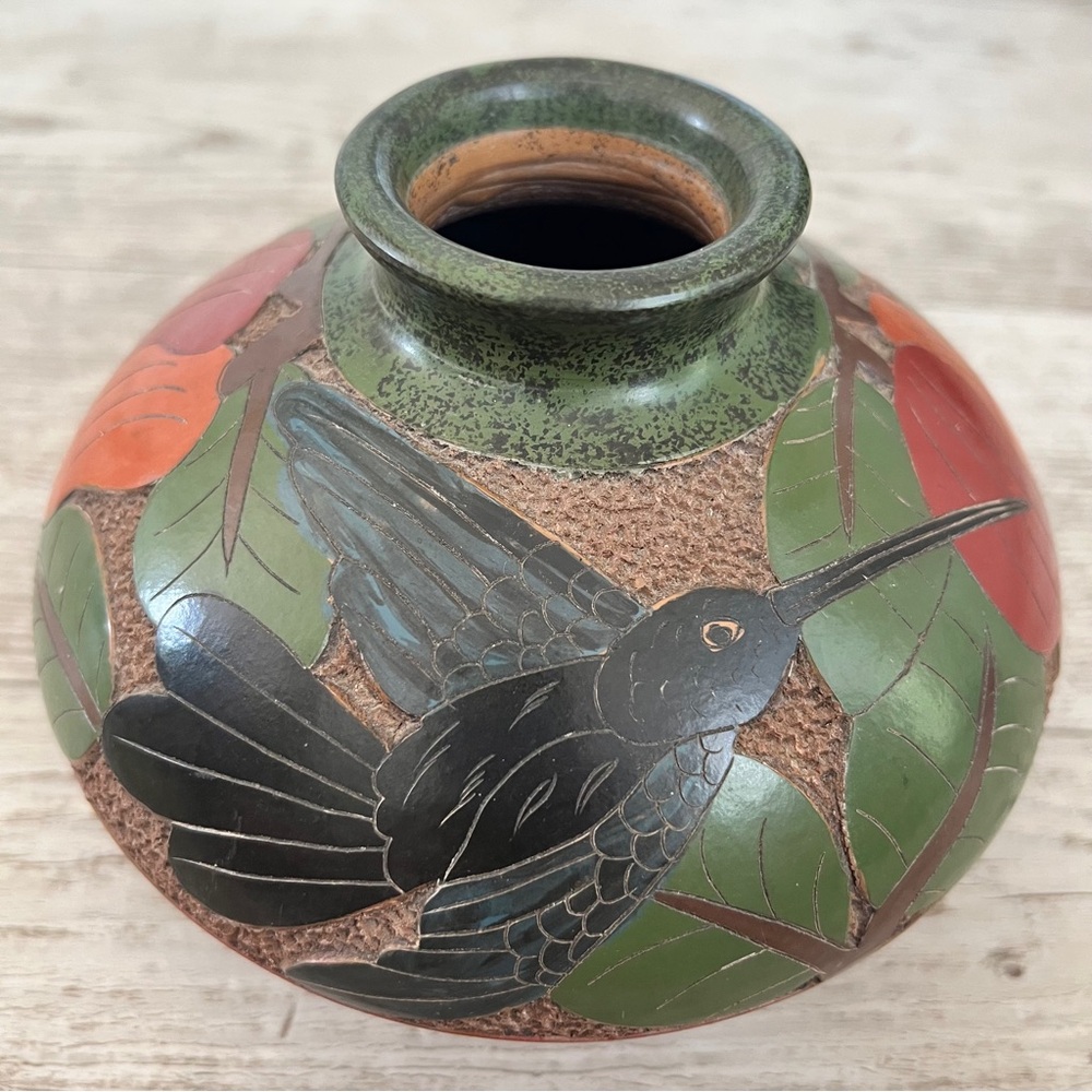 San Juan de Oriente Nicaraguan Pottery Vase, Flowers Hummingbird Carved Etched